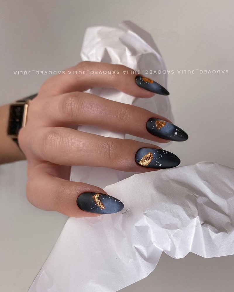 Актуальный черный маникюр 2026 – 10 тенденций в новом сезоне