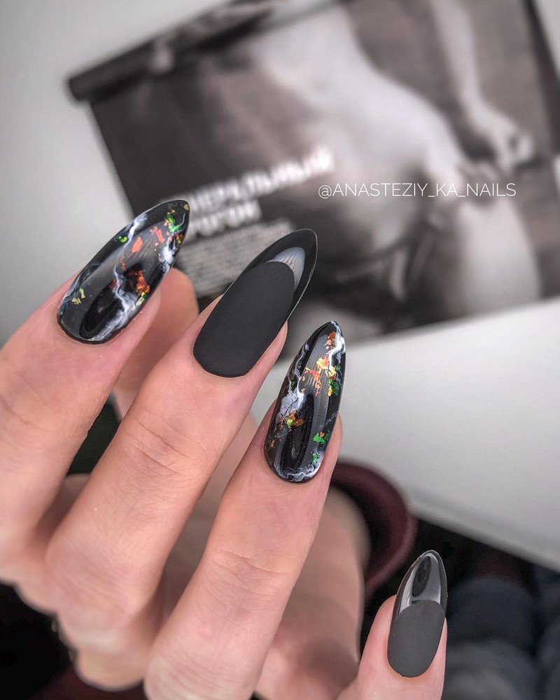 Актуальный черный маникюр 2026 – 10 тенденций в новом сезоне