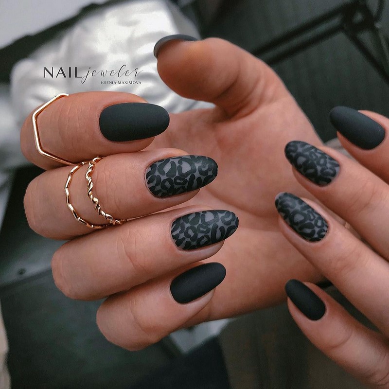 Актуальный черный маникюр 2026 – 10 тенденций в новом сезоне
