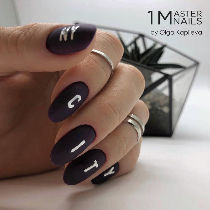 Актуальный черный маникюр 2026 – 10 тенденций в новом сезоне