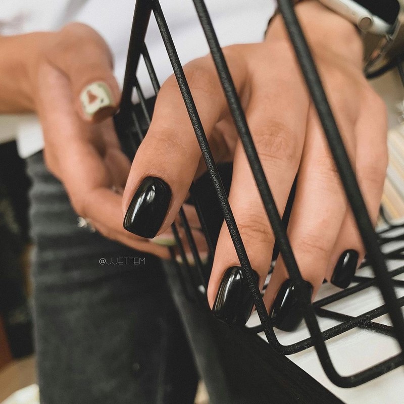 Актуальный черный маникюр 2026 – 10 тенденций в новом сезоне
