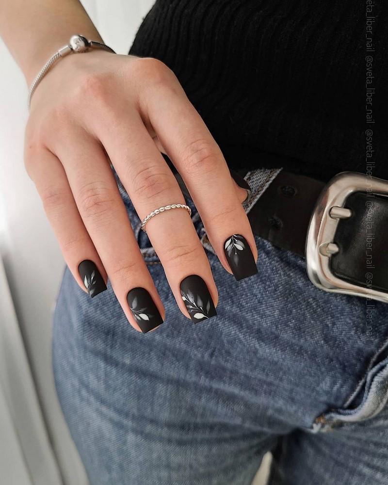 Актуальный черный маникюр 2026 – 10 тенденций в новом сезоне