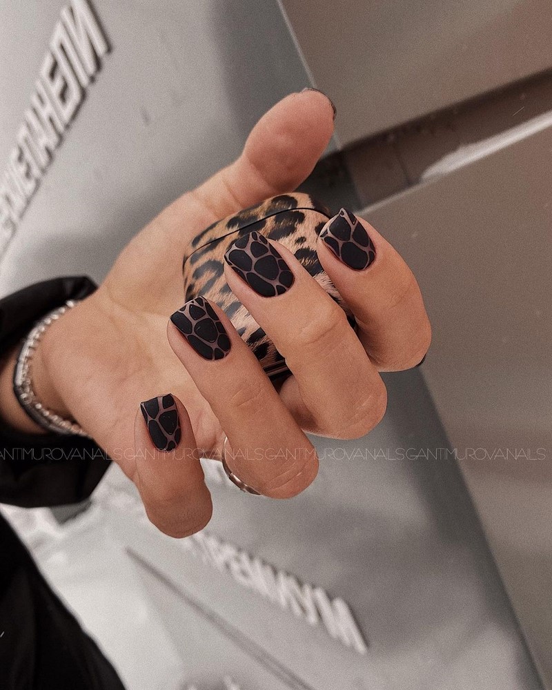 Актуальный черный маникюр 2026 – 10 тенденций в новом сезоне