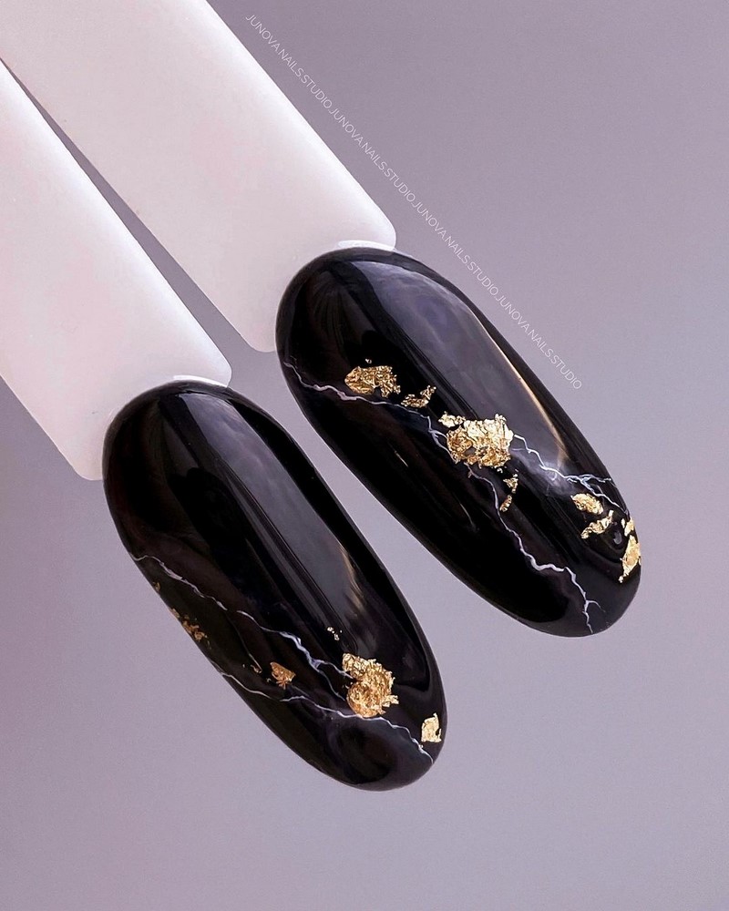 Актуальный черный маникюр 2026 – 10 тенденций в новом сезоне