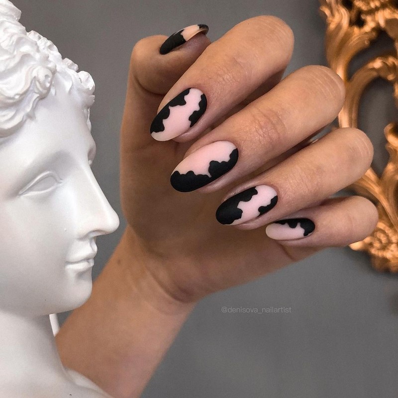 Актуальный черный маникюр 2026 – 10 тенденций в новом сезоне