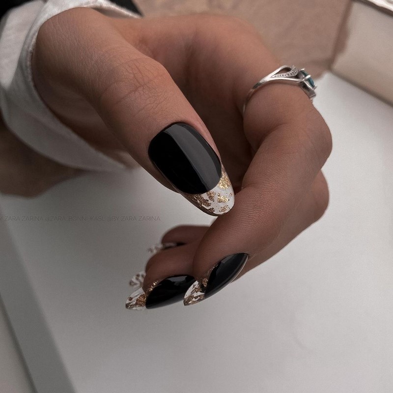 Актуальный черный маникюр 2026 – 10 тенденций в новом сезоне