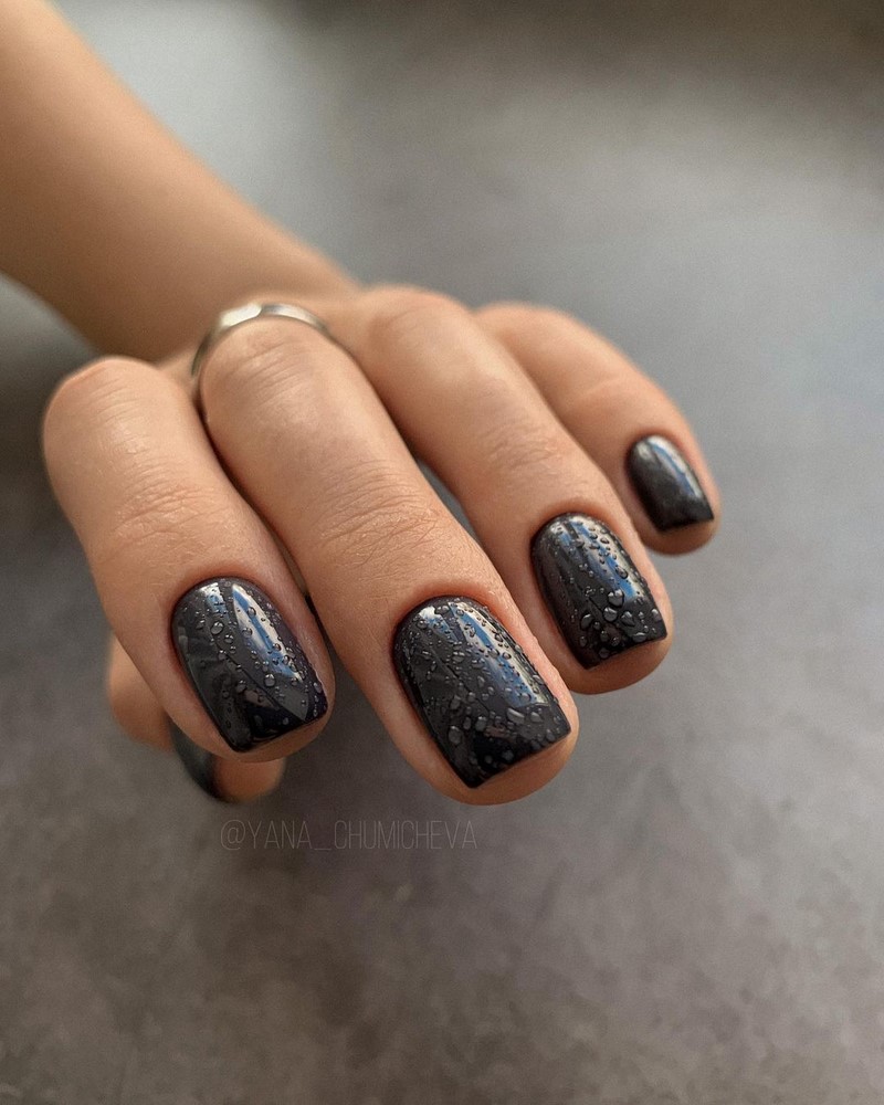 Актуальный черный маникюр 2026 – 10 тенденций в новом сезоне