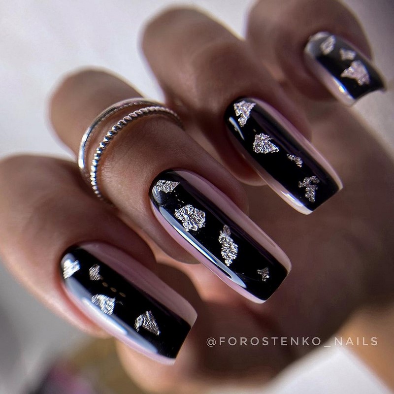 Актуальный черный маникюр 2026 – 10 тенденций в новом сезоне