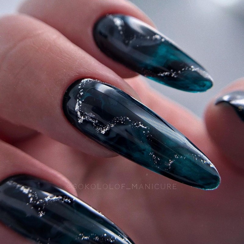 Актуальный черный маникюр 2026 – 10 тенденций в новом сезоне