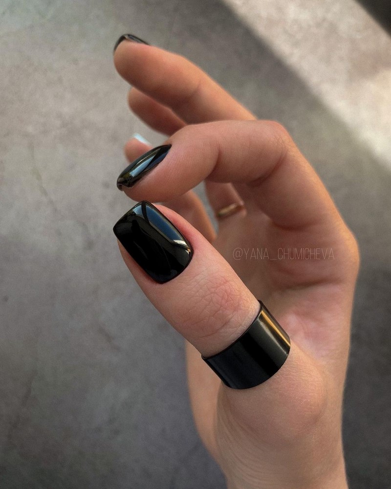 Актуальный черный маникюр 2026 – 10 тенденций в новом сезоне