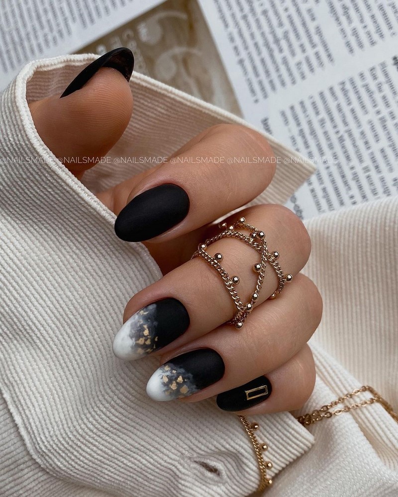 Актуальный черный маникюр 2026 – 10 тенденций в новом сезоне