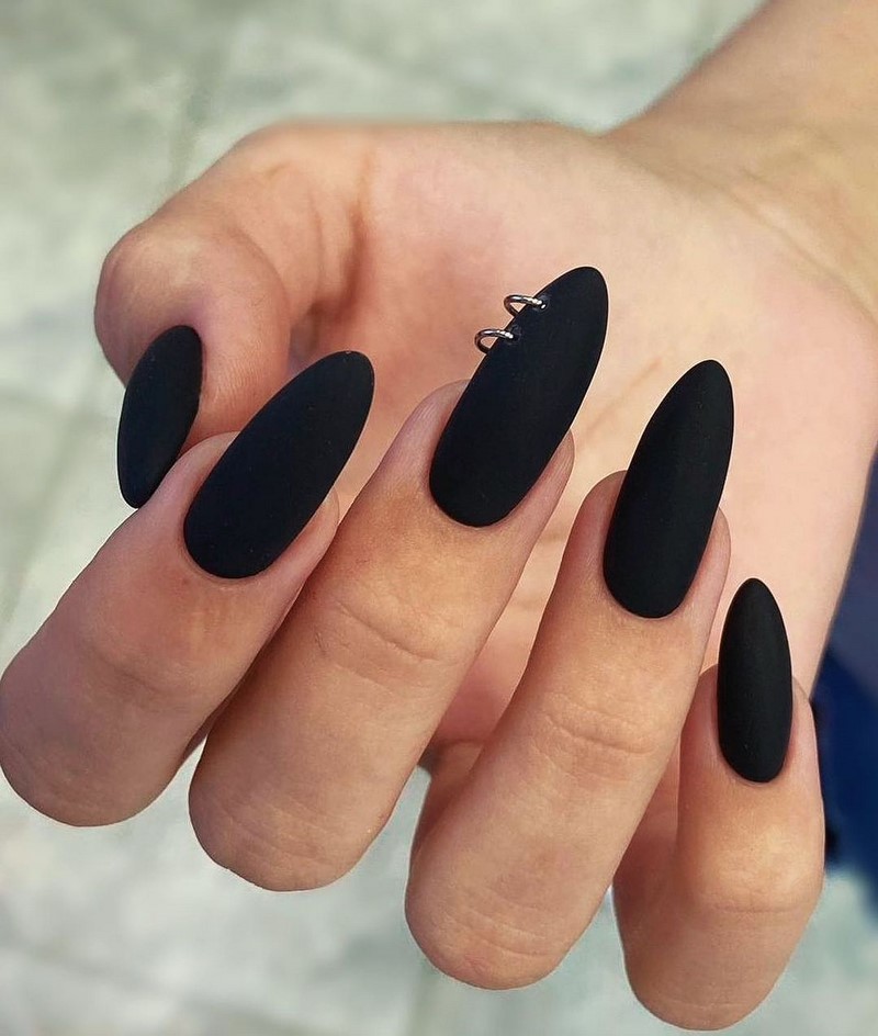 Актуальный черный маникюр 2026 – 10 тенденций в новом сезоне