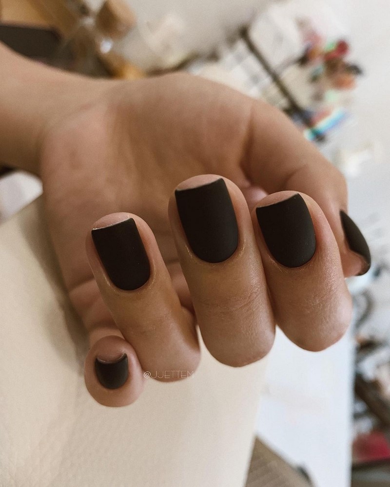 Актуальный черный маникюр 2026 – 10 тенденций в новом сезоне