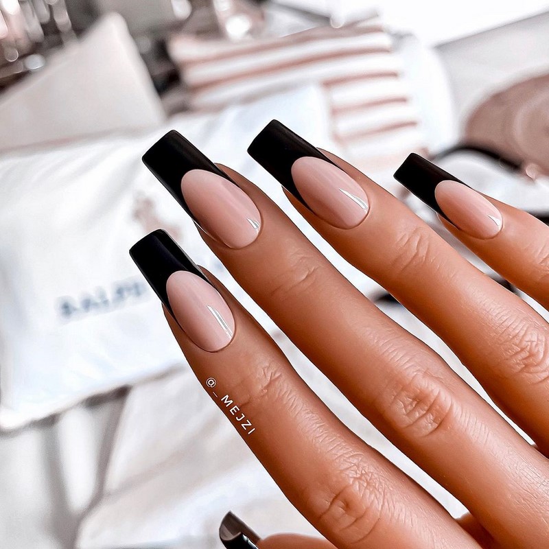 Актуальный черный маникюр 2026 – 10 тенденций в новом сезоне