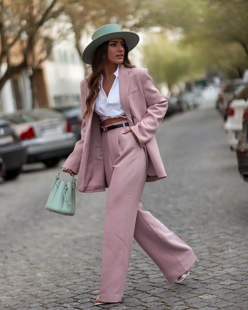 Модные женские брючные костюмы 2026: фото, новинки, тренды