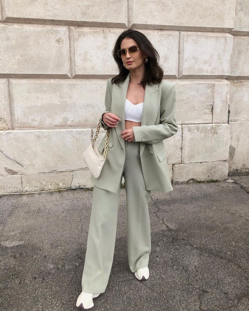 Модные женские брючные костюмы 2026: фото, новинки, тренды