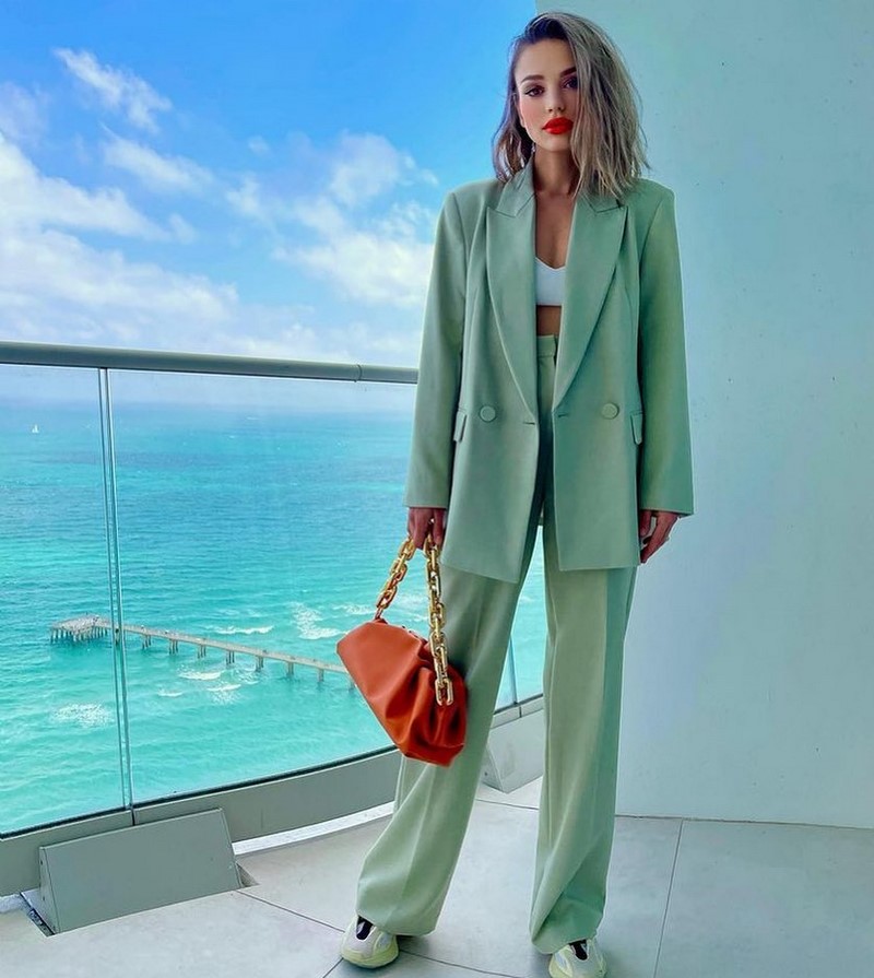 Модные женские брючные костюмы 2026: фото, новинки, тренды