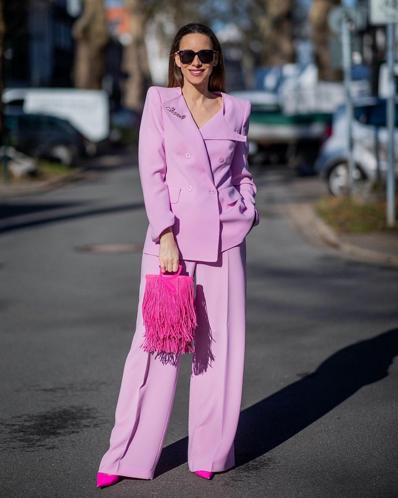 Модные женские брючные костюмы 2026: фото, новинки, тренды