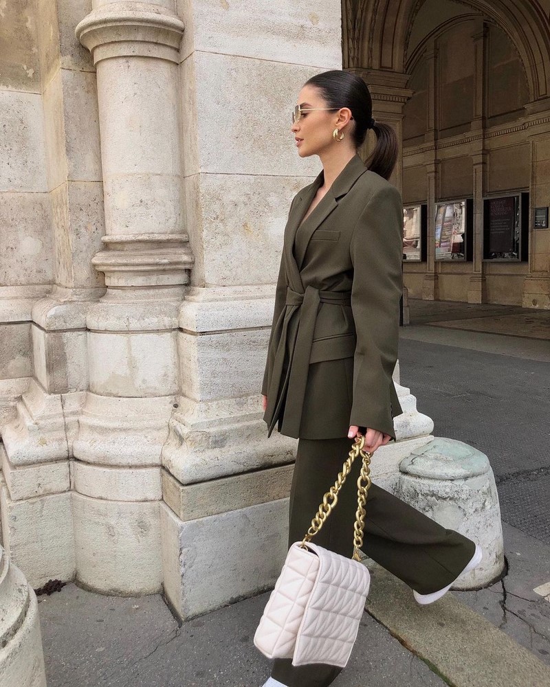 Модные женские брючные костюмы 2026: фото, новинки, тренды