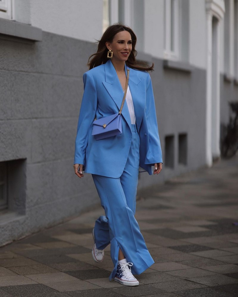 Модные женские брючные костюмы 2026: фото, новинки, тренды