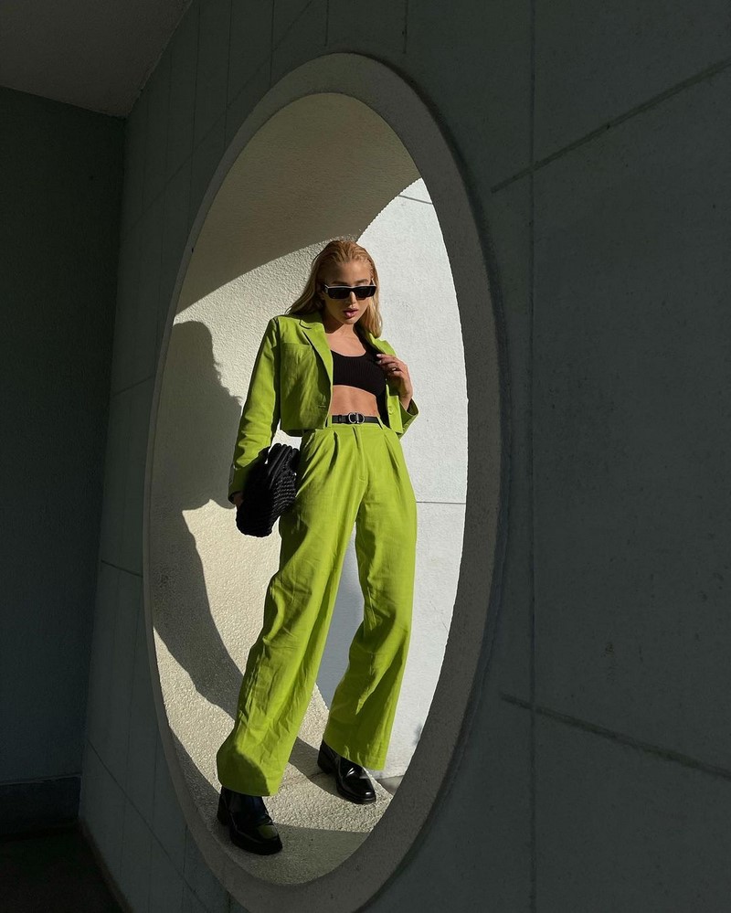 Модные женские брючные костюмы 2026: фото, новинки, тренды