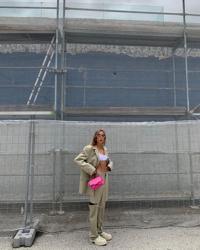 Модные женские брючные костюмы 2026: фото, новинки, тренды