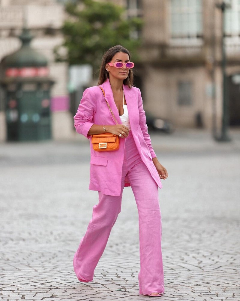 Модные женские брючные костюмы 2026: фото, новинки, тренды