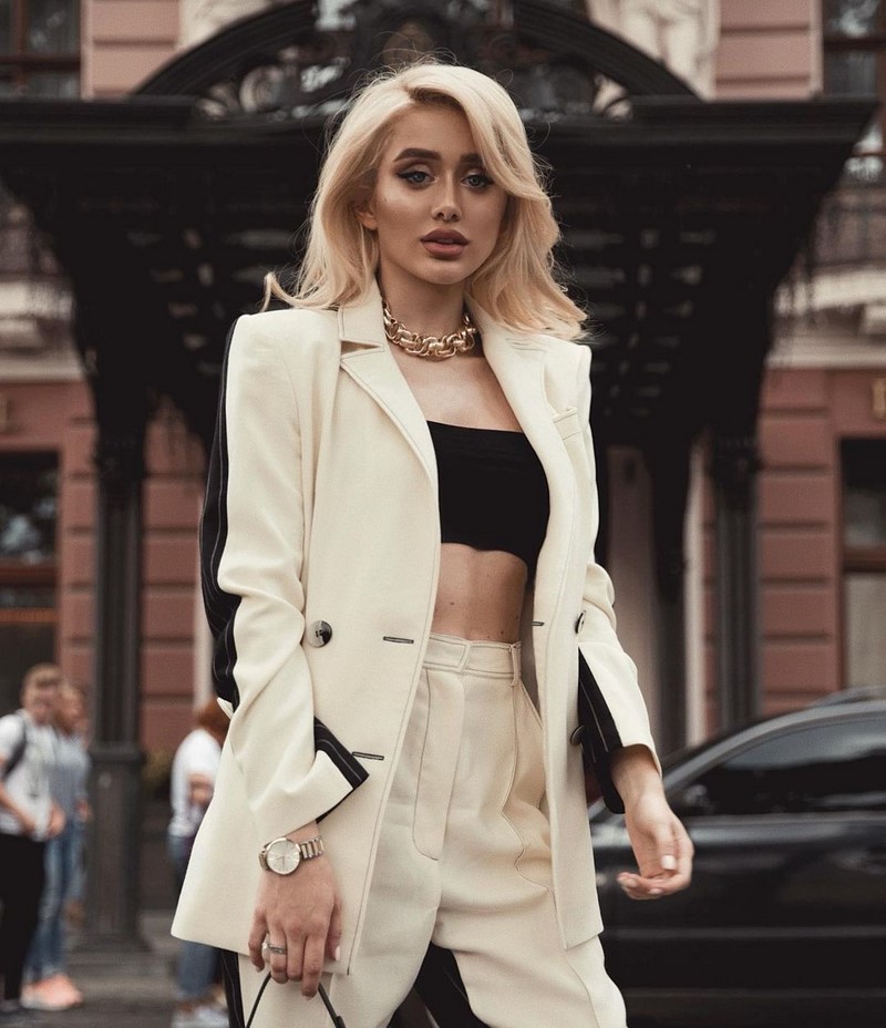 Модные женские брючные костюмы 2026: фото, новинки, тренды