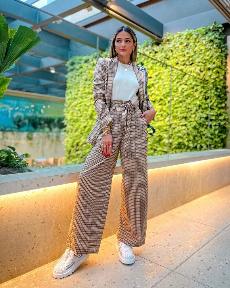 Модные женские брючные костюмы 2026: фото, новинки, тренды