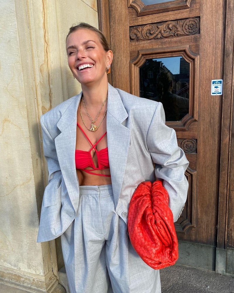 Модные женские брючные костюмы 2026: фото, новинки, тренды