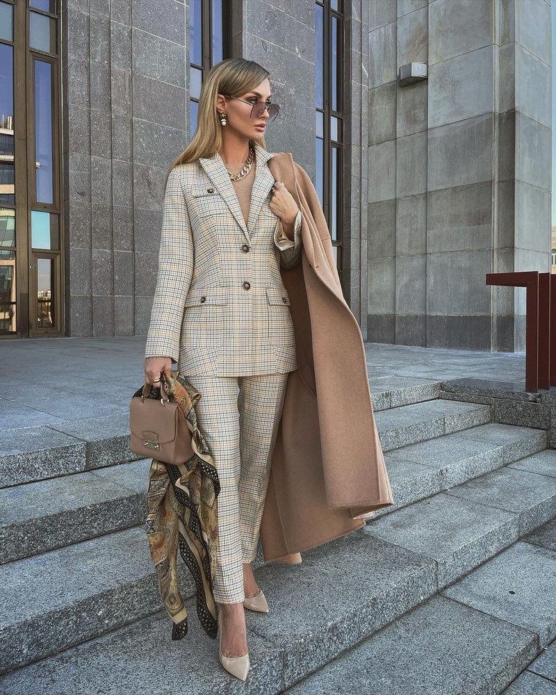 Модные женские брючные костюмы 2026: фото, новинки, тренды