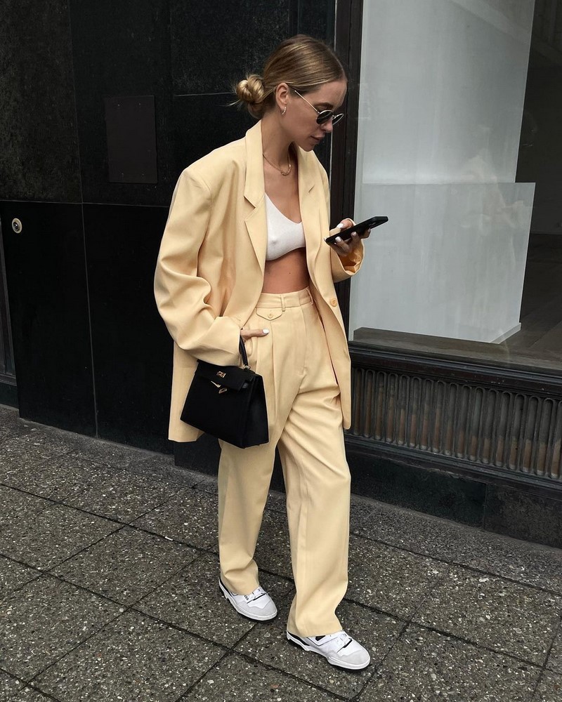 Модные женские брючные костюмы 2026: фото, новинки, тренды