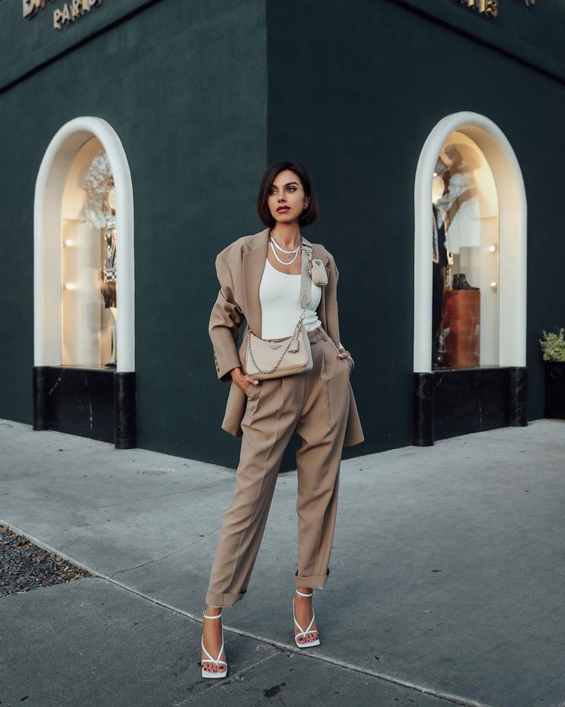 Модные женские брючные костюмы 2026: фото, новинки, тренды