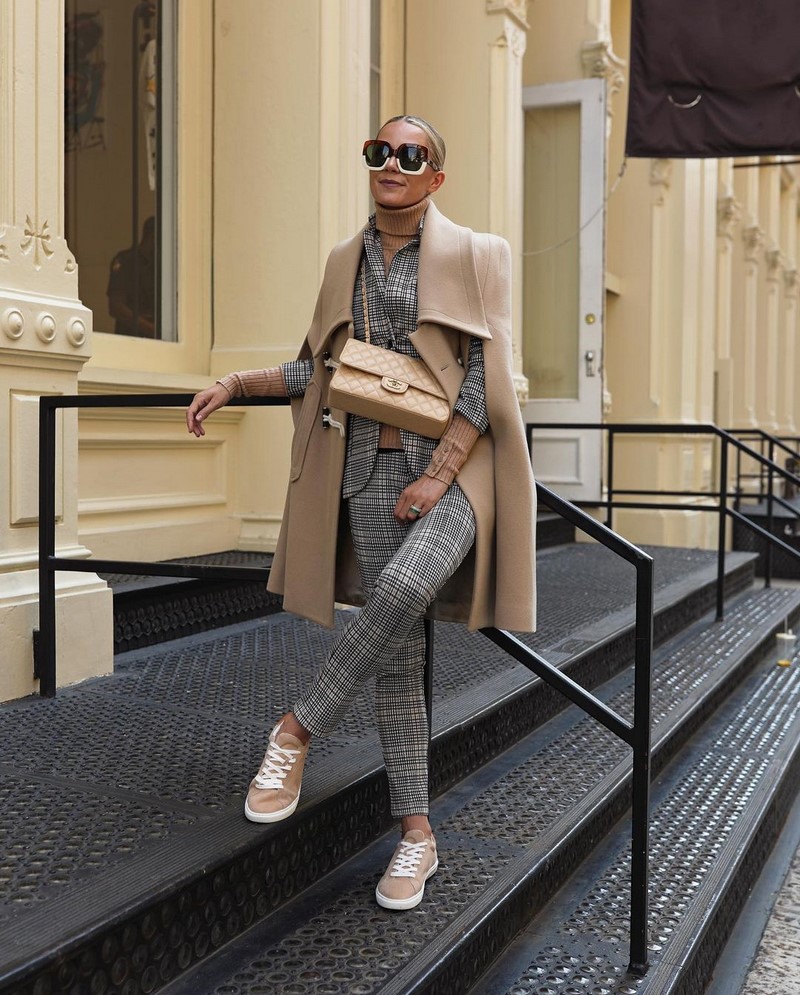 Модные женские брючные костюмы 2026: фото, новинки, тренды