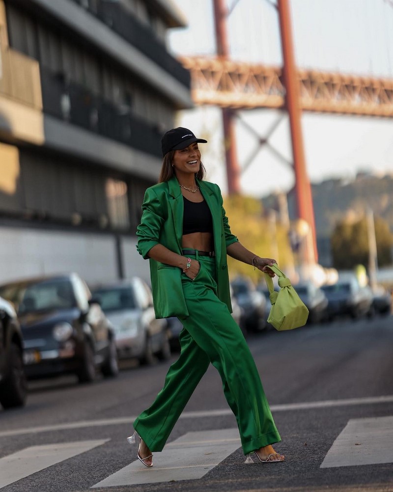 Модные женские брючные костюмы 2026: фото, новинки, тренды