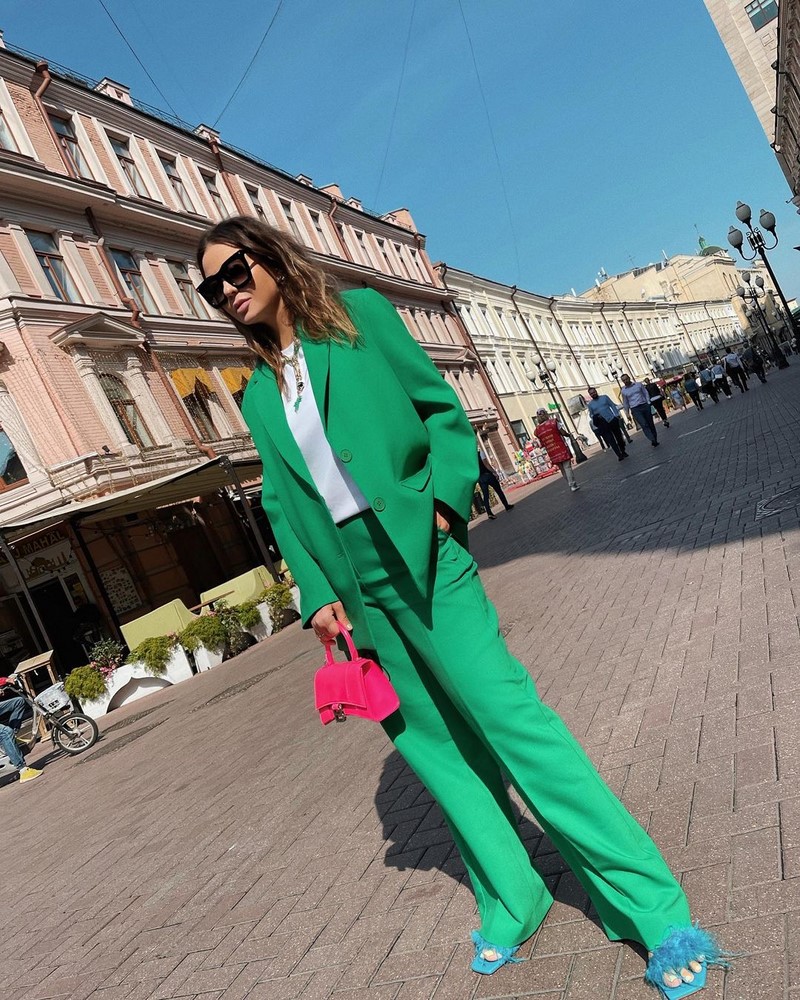 Модные женские брючные костюмы 2026: фото, новинки, тренды