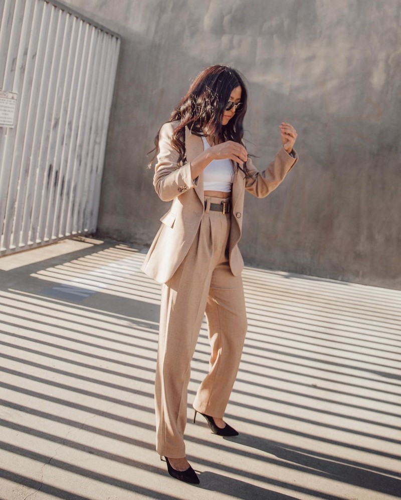 Модные женские брючные костюмы 2026: фото, новинки, тренды