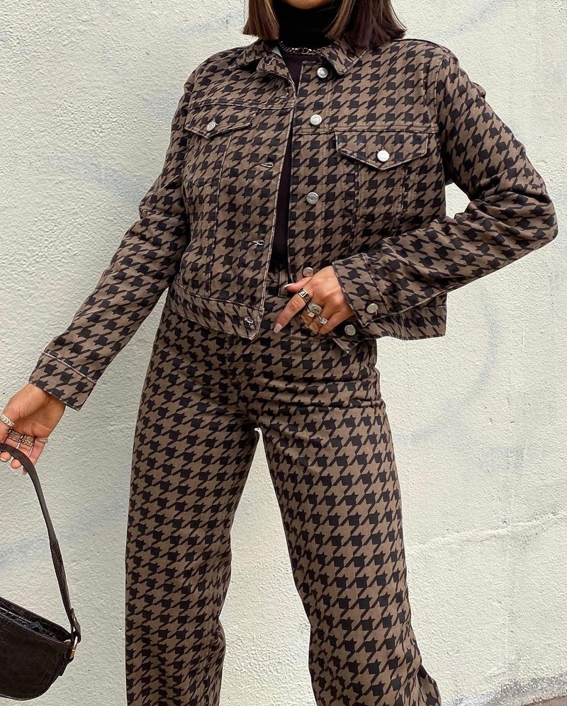 Модные женские брючные костюмы 2026: фото, новинки, тренды