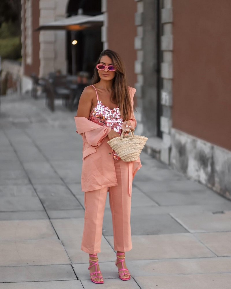 Модные женские брючные костюмы 2026: фото, новинки, тренды