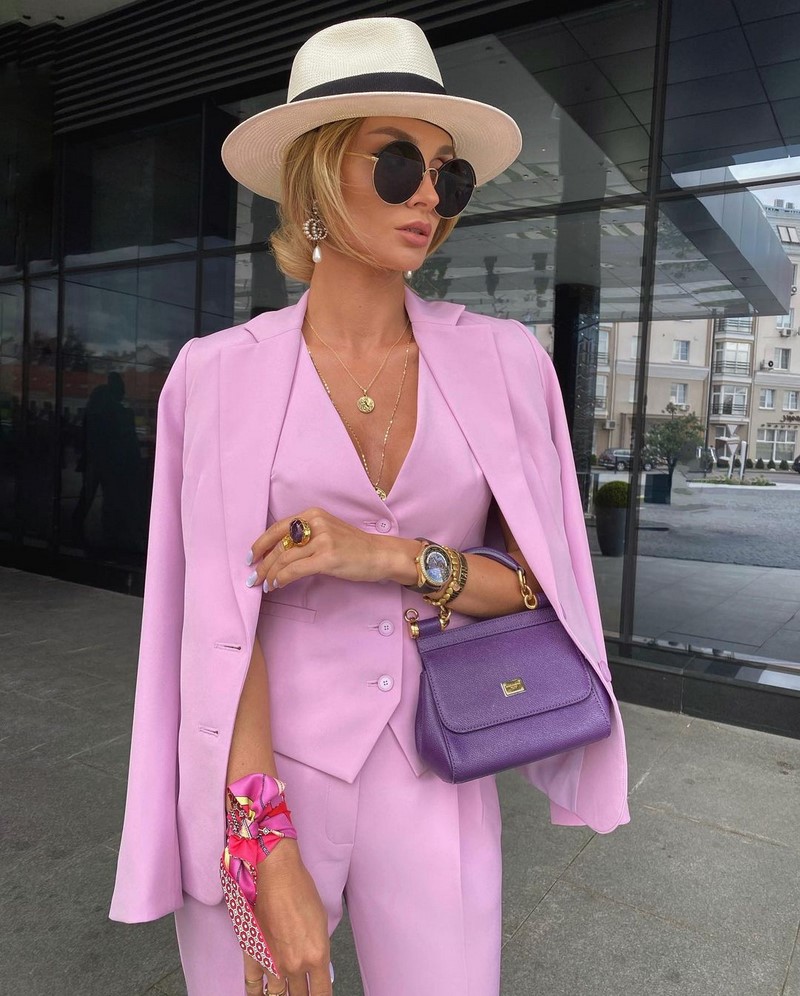 Модные женские брючные костюмы 2026: фото, новинки, тренды