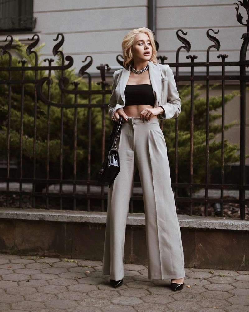 Модные женские брючные костюмы 2026: фото, новинки, тренды
