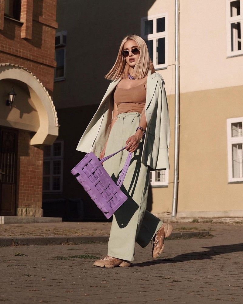 Модные женские брючные костюмы 2026: фото, новинки, тренды