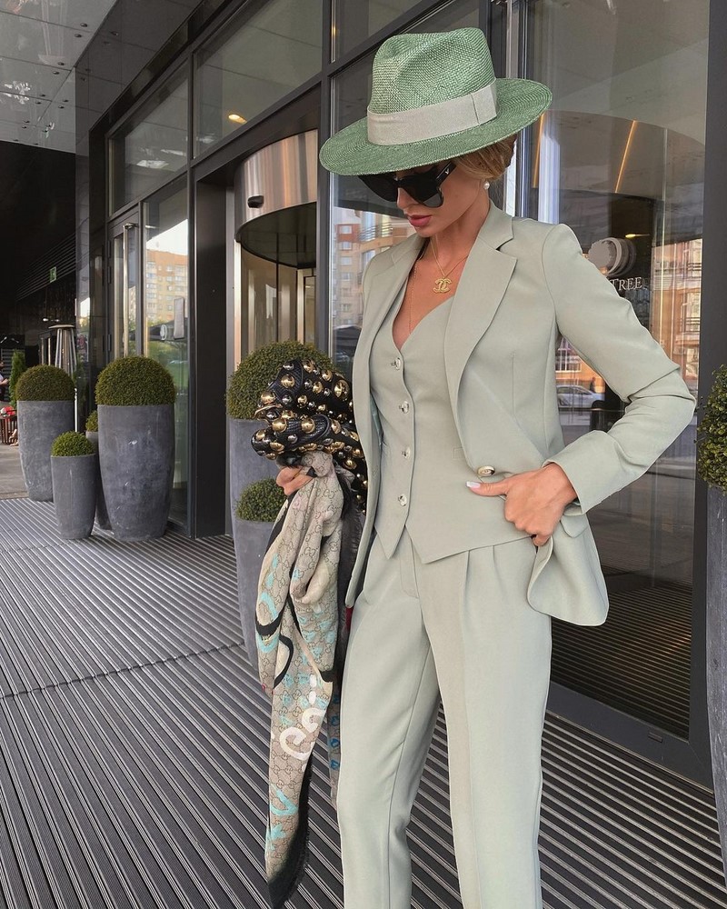 Модные женские брючные костюмы 2026: фото, новинки, тренды