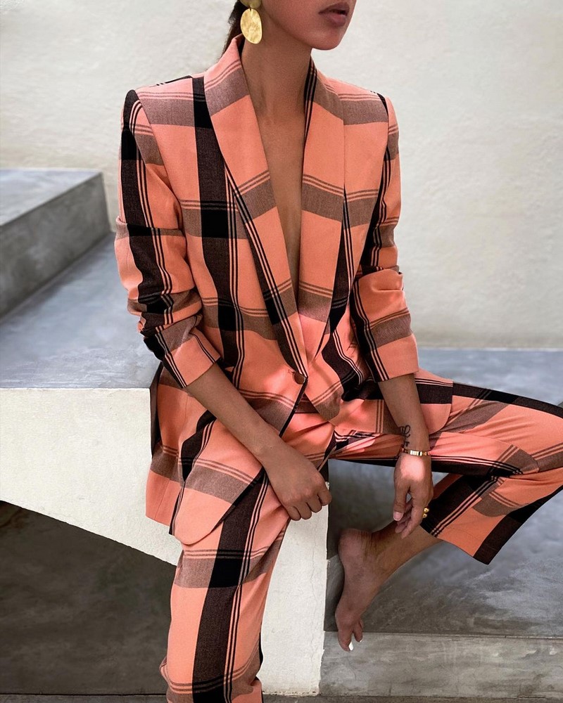 Модные женские брючные костюмы 2026: фото, новинки, тренды