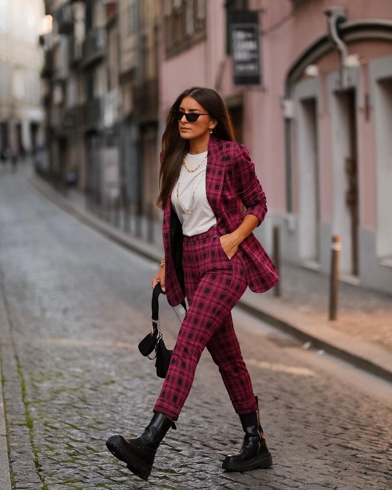 Модные женские брючные костюмы 2026: фото, новинки, тренды