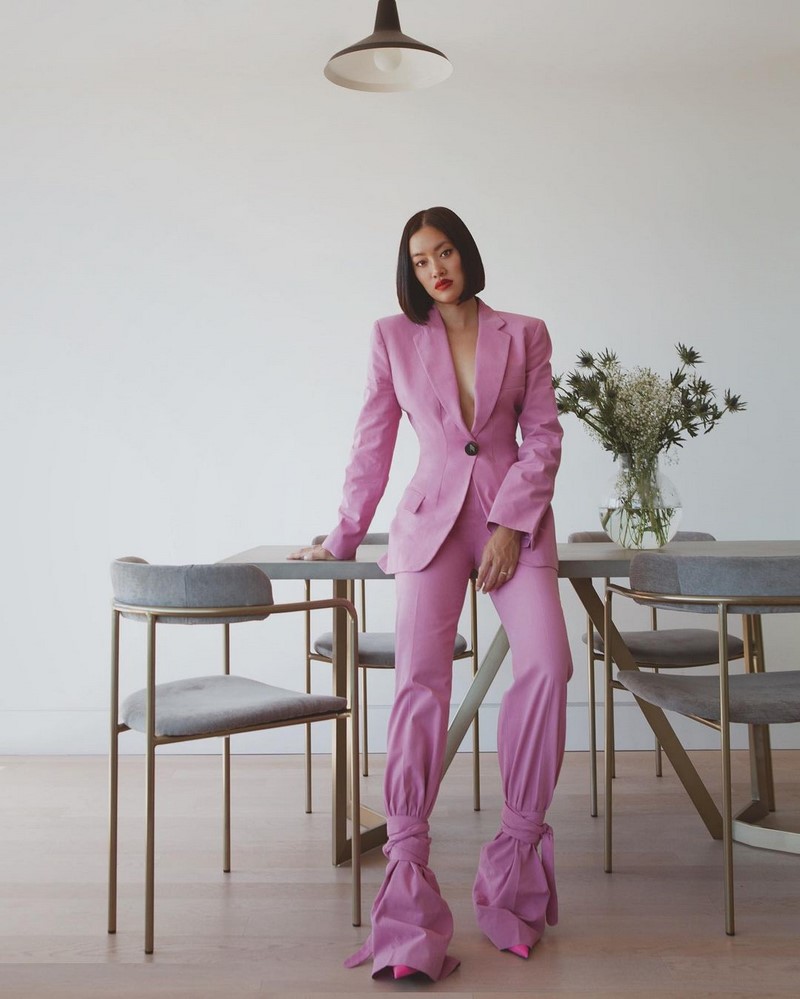 Модные женские брючные костюмы 2026: фото, новинки, тренды