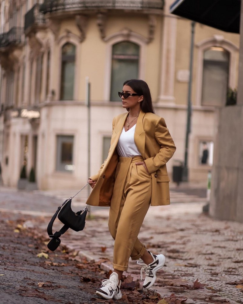 Модные женские брючные костюмы 2026: фото, новинки, тренды