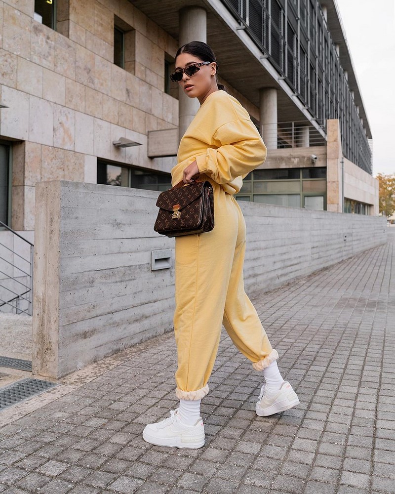 Модные женские брючные костюмы 2026: фото, новинки, тренды