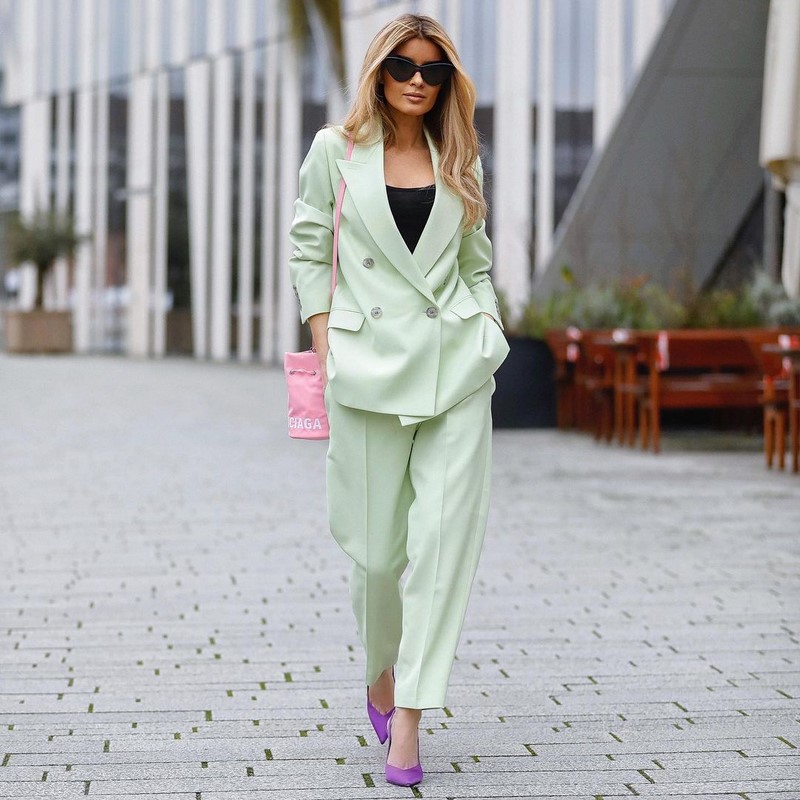 Модные женские брючные костюмы 2026: фото, новинки, тренды