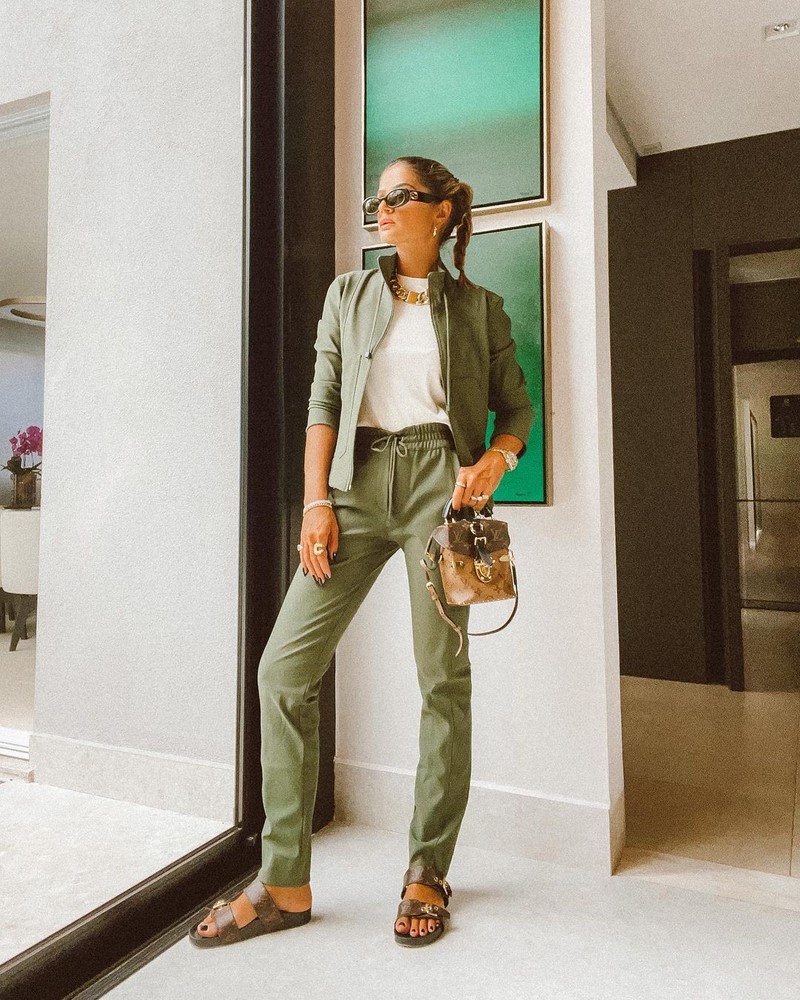 Модные женские брючные костюмы 2026: фото, новинки, тренды